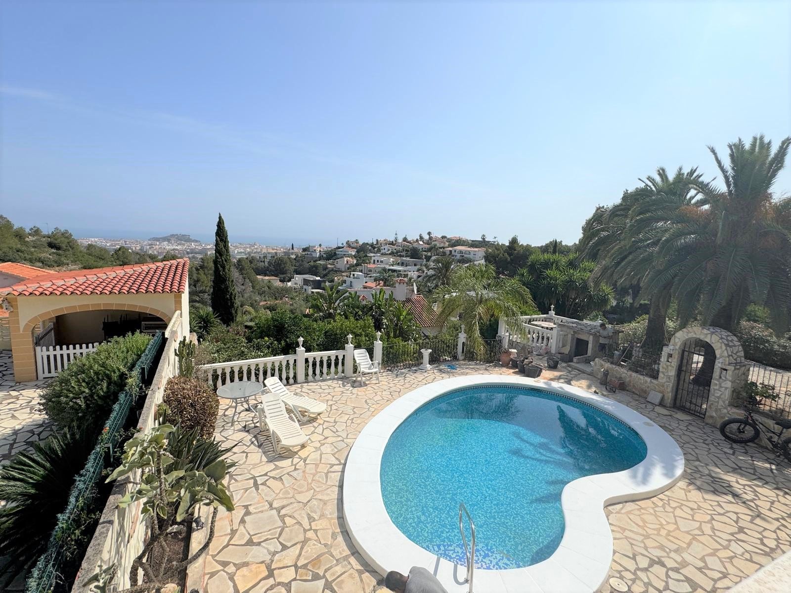 Villa con encanto y vistas al mar. Lista para entrar a vivir