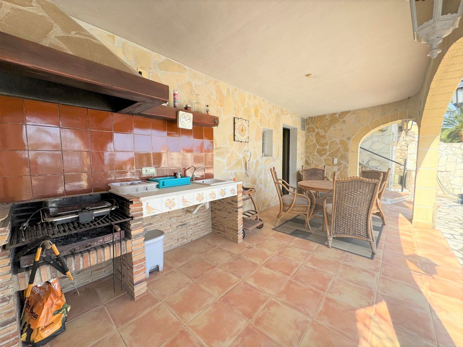 Villa con encanto y vistas al mar. Lista para entrar a vivir