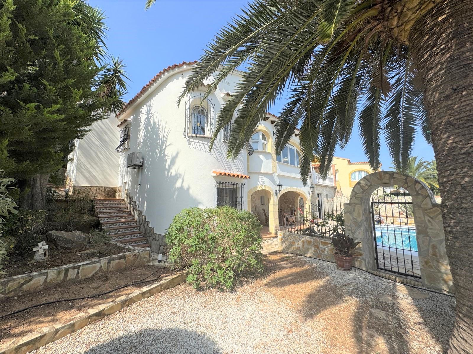 Villa con encanto y vistas al mar. Lista para entrar a vivir