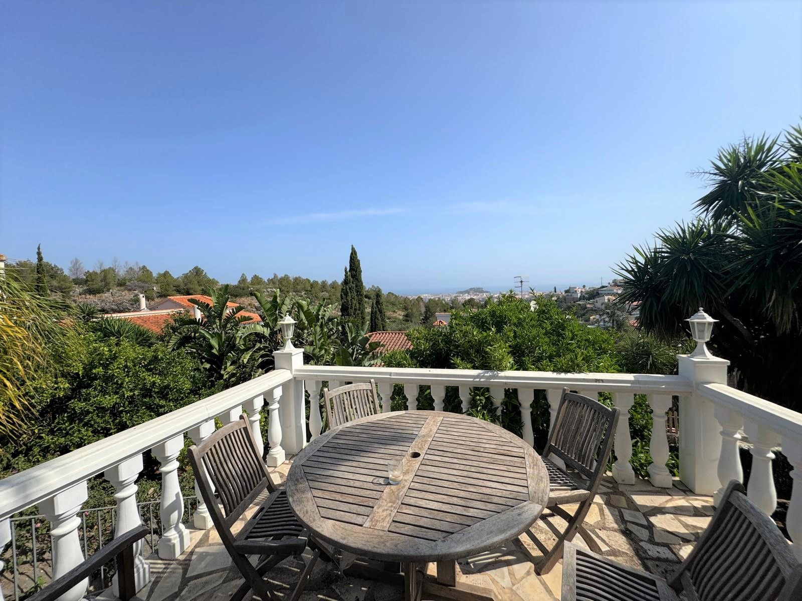 Villa con encanto y vistas al mar. Lista para entrar a vivir