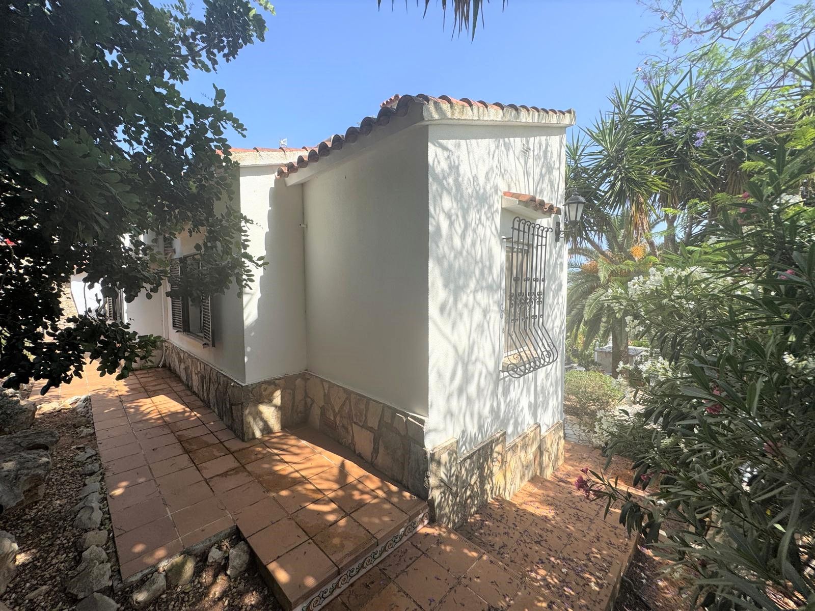 Villa con encanto y vistas al mar. Lista para entrar a vivir